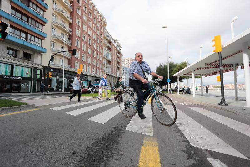 Gijón celebra este viernes el Día sin Coche, una cita con la que se quiere concienciar sobre una nueva movilidad. Para ello se han cerrado al tráfico vías como el Muro de San Lorenzo, lo que ha provocado atascaos. Escolares, como los del colegio Cervantes, han dado ejemplo en una jornada en la que la se ha apostado por el uso de la bici. 