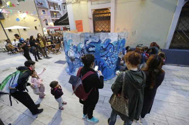 La obra que Jonathan Notario expone en la plaza de la Corrada capta la atención del visitante de Cimavilla. 