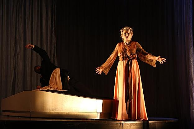 Kiti Mánver y Chevi Muraday (al fondo), durante el estreno nacional de 'Sensible' en Avilés. 