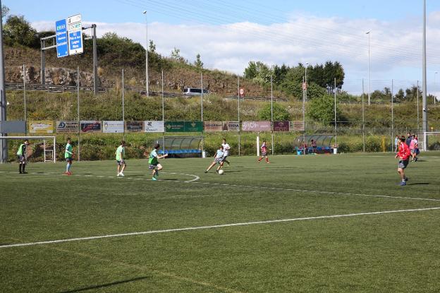 Entrenamiento en el campo municipal de la Braña Sur, que gestiona El Llano 2000. 