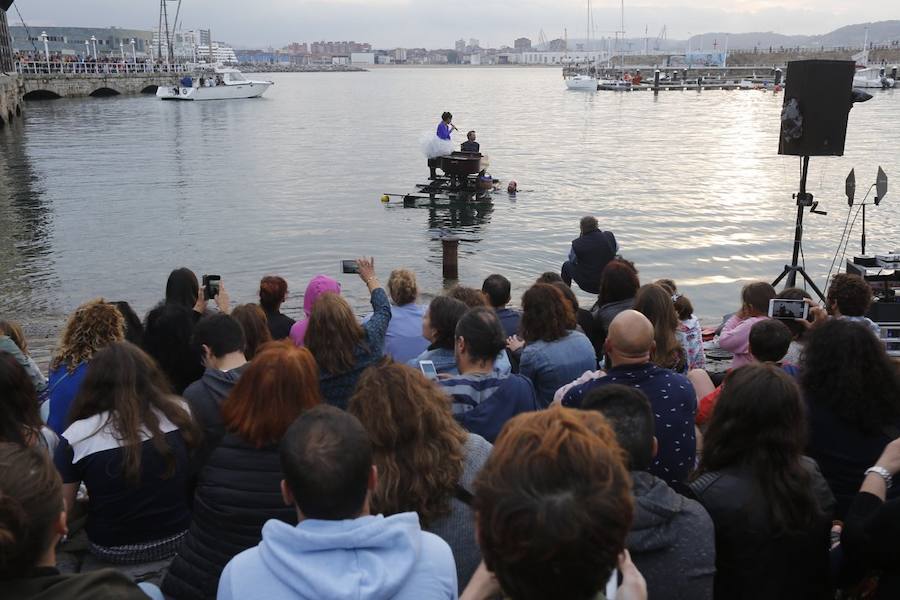 Un piano flotante en el Puerto Deportivo de Gijón