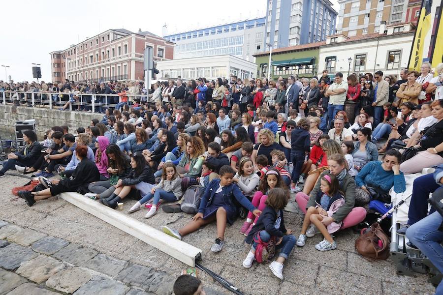 Un piano flotante en el Puerto Deportivo de Gijón