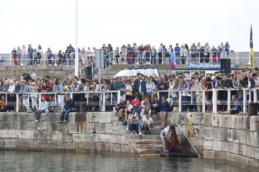 Un piano flotante en el Puerto Deportivo de Gijón