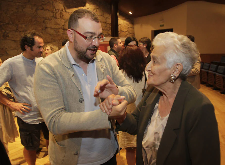 Hilda Farfante, hija de maestros republicanos fusilados, ha recibido en Oviedo el Premio de la Asociación Trece Rosas. Durante el acto también se ha homenajeado a María Fonseca Fernández, hija de Pepe 'el Caleyu'.