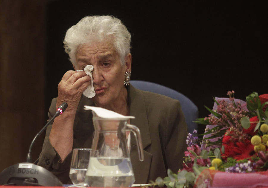 Hilda Farfante, hija de maestros republicanos fusilados, ha recibido en Oviedo el Premio de la Asociación Trece Rosas. Durante el acto también se ha homenajeado a María Fonseca Fernández, hija de Pepe 'el Caleyu'.