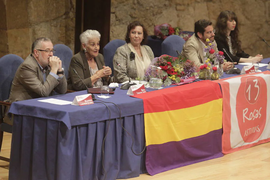 Hilda Farfante, hija de maestros republicanos fusilados, ha recibido en Oviedo el Premio de la Asociación Trece Rosas. Durante el acto también se ha homenajeado a María Fonseca Fernández, hija de Pepe 'el Caleyu'.