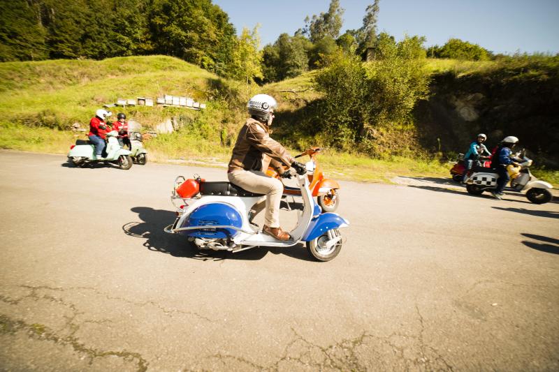 Medio centenar de ciudades y tres clubes de Bélgica, Inglaterra y Portugal han estado representados en la concentración de Vespas y Lambrettas que ha tenido lugar en Llanes, donde ya se ha consolidado esta cita anual.