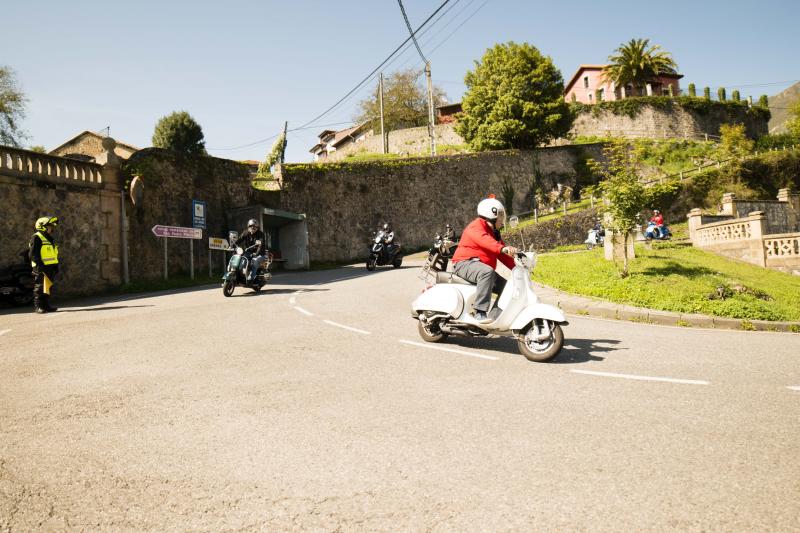 Medio centenar de ciudades y tres clubes de Bélgica, Inglaterra y Portugal han estado representados en la concentración de Vespas y Lambrettas que ha tenido lugar en Llanes, donde ya se ha consolidado esta cita anual.