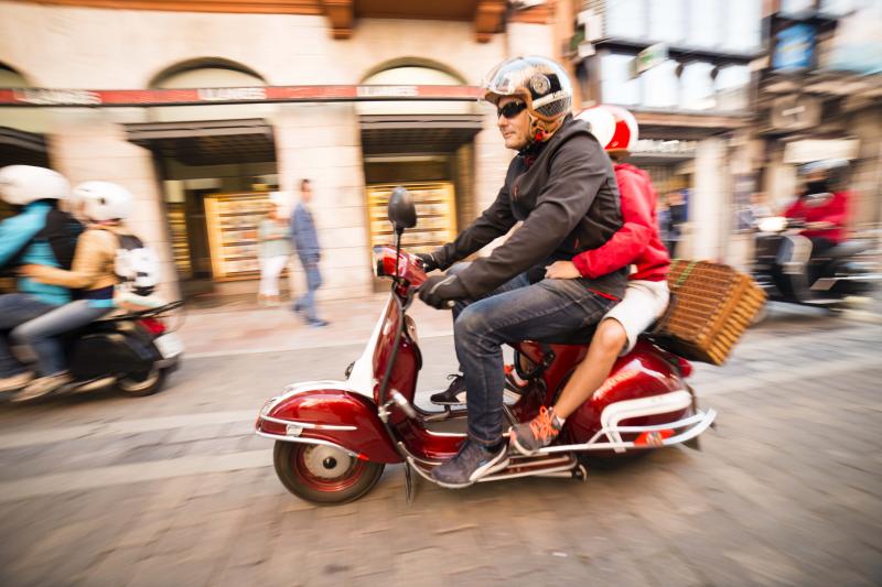 Medio centenar de ciudades y tres clubes de Bélgica, Inglaterra y Portugal han estado representados en la concentración de Vespas y Lambrettas que ha tenido lugar en Llanes, donde ya se ha consolidado esta cita anual.