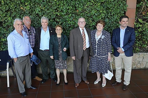 Magdalena Río y José Manuel Naves, en el centro, poco antes de comenzar la comida. 
