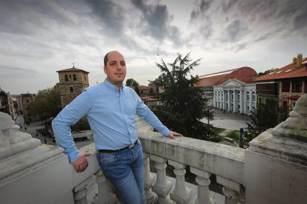 Carlos Galán, director del Conservatorio Julián Orbón, en uno de los balcones del edificio. 