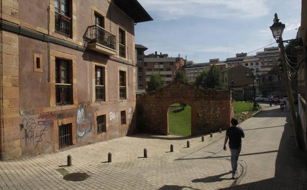 Calle La Regla de Oviedo, donde fue encontrada la joven.