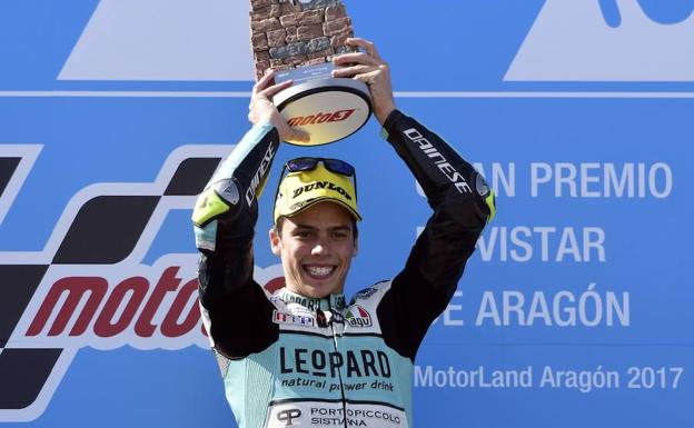 Joan Mir celebra su victoria en MotorLand Aragón.