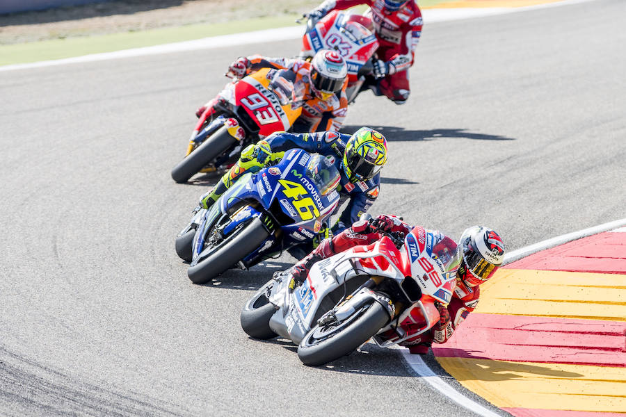 El piloto español Jorge Lorenzo (99), del equipo Ducati Team, seguido de Valentino Rossi (46), Marc Márquez (93) y el italiano Andrea Dovizioso (4), durante la carrera de MotoGP. 