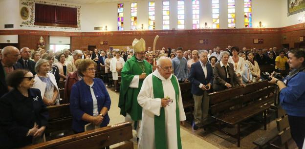 Fernando Fueyo, en primer término, entra en la parroquia acompañado por el arzobispo de Oviedo, Jesús Sanz Montes. 