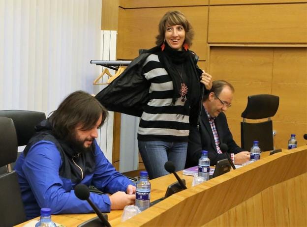 María Fernández López en el sillón del salón de Plenos que hasta ahora ha ocupado como concejala de Somos Siero. 