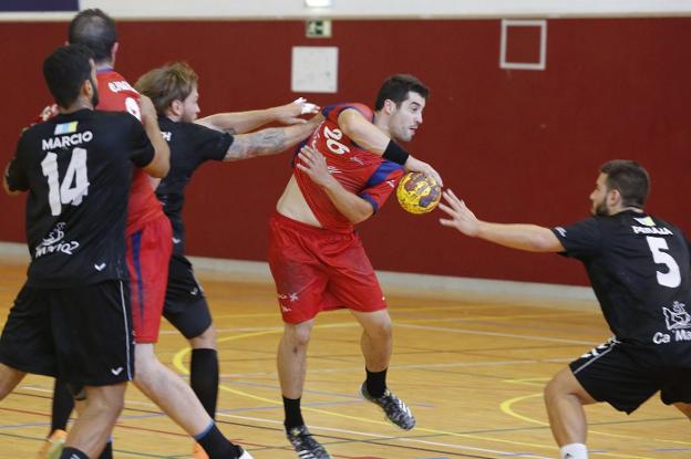 Jano, en un ataque ante varios jugadores del Lanzarote. 