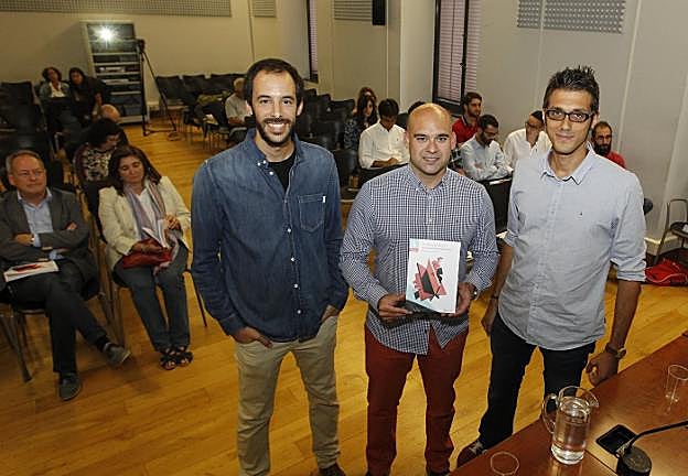 Daniel Sorando, Jesús Martínez Salvador y Stefano de Marco, en el Antiguo Instituto. 