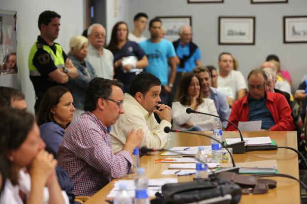 Los concejales socalistas, en primer término, durante el Pleno, vigilado por la Policía Local. 