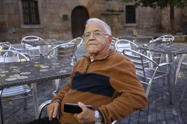 Omar Fernández Cañizares, ayer, en la plaza de Jovellanos, en Cimavilla. 
