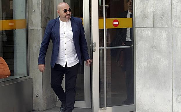 M. Á. L. R. a la salida de la Audiencia Provincial. 