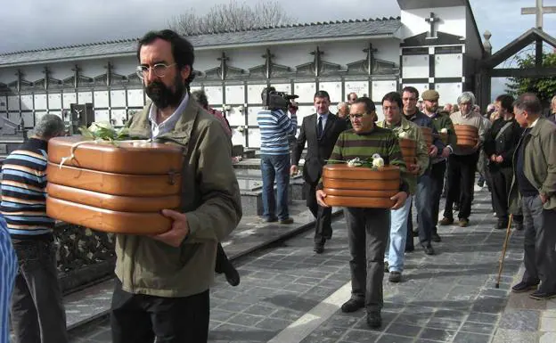 Los restos exhumados fueron enterrados en el cementerio de A Fonsagrada en noviembre de 2009.