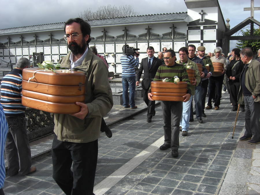 La Asociación para la Recuperación de la Memoria Histórica exhumó entre agosto de 2007 y marzo de 2008 tres fosas en el Alto del Acebo, entre Grandas de Salime y A Fonsagrada (Lugo) y recuperó los restos de los hombres del Batallón Galicia. Fueron enterrados en el cementerio de la localidad lucense en noviembre de 2009.