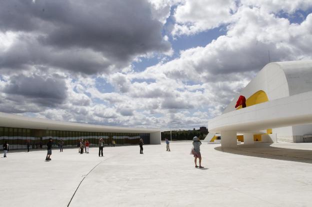 Instalación de Coogan en el Niemeyer en 2016. 