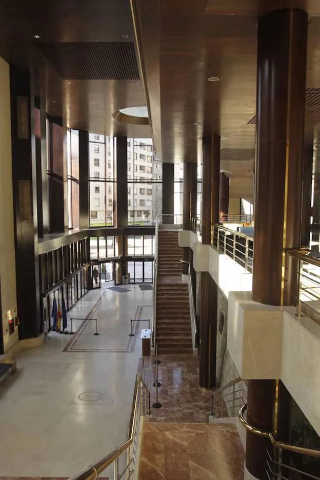 El vestíbulo principal del Auditorio Principe Felipe, con las escaleras que incumplen la normativa. 