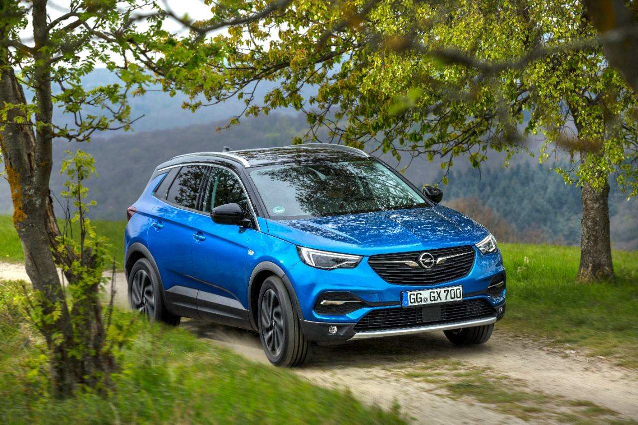 Opel empieza la comercialización del nuevo Grandland X, que llegará en breve a los concesionarios. La gama se compone de dos motores y dos niveles de equipamiento. Los precios, con descuento, arrancan desde 22.250 euros.