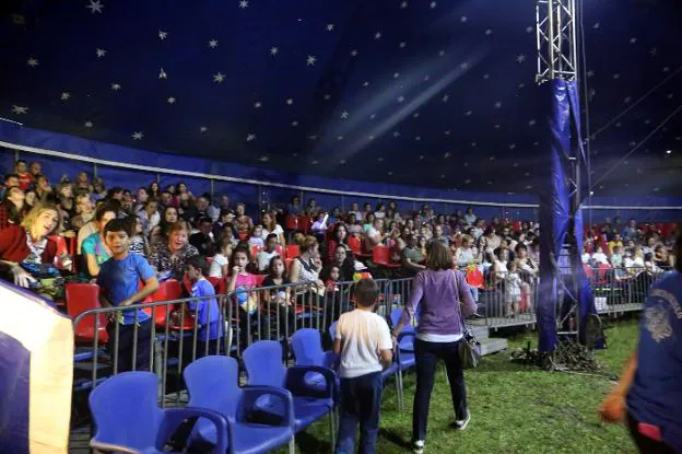 El público de El Berrón, ayer, espera el inicio del espectáculo del Circo Coliseo. 