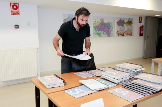 Un joven ante los tomos del catálogo urbanístico, en el primer día de exposición pública. 