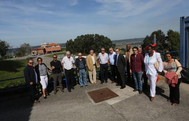 Julián Camus, director del Centro Jovellanos, con chaqueta negra, en las instalaciones de Veranes, con la delegación cubana. 