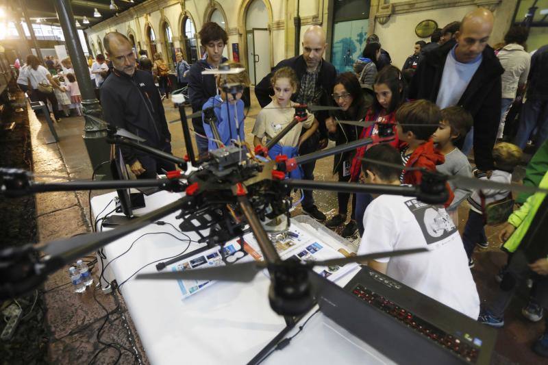 Científicos de la Universidad de Oviedo muetran al público más de cien experimentos en el Edificio Histórico, en Oviedo; el Museo del Ferrocarril, en Gijón, y el Centro de Servicios Universitarios, de Avilés