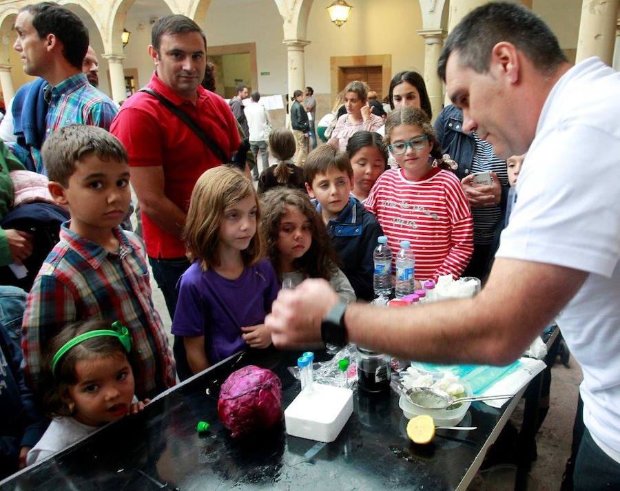 Científicos de la Universidad de Oviedo muetran al público más de cien experimentos en el Edificio Histórico, en Oviedo; el Museo del Ferrocarril, en Gijón, y el Centro de Servicios Universitarios, de Avilés