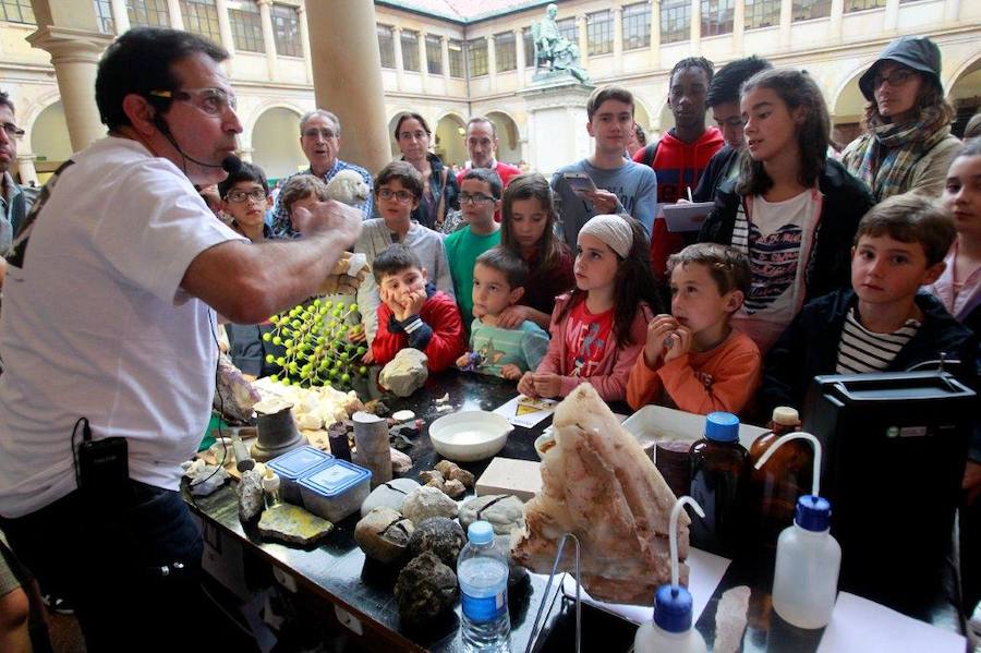 Científicos de la Universidad de Oviedo muetran al público más de cien experimentos en el Edificio Histórico, en Oviedo; el Museo del Ferrocarril, en Gijón, y el Centro de Servicios Universitarios, de Avilés