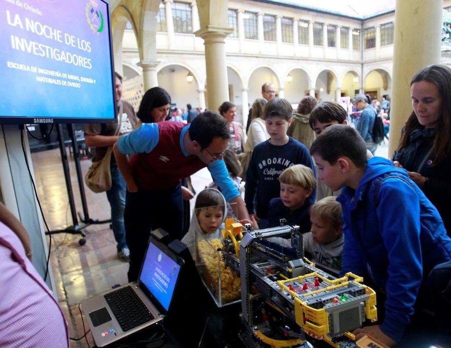 Científicos de la Universidad de Oviedo muetran al público más de cien experimentos en el Edificio Histórico, en Oviedo; el Museo del Ferrocarril, en Gijón, y el Centro de Servicios Universitarios, de Avilés