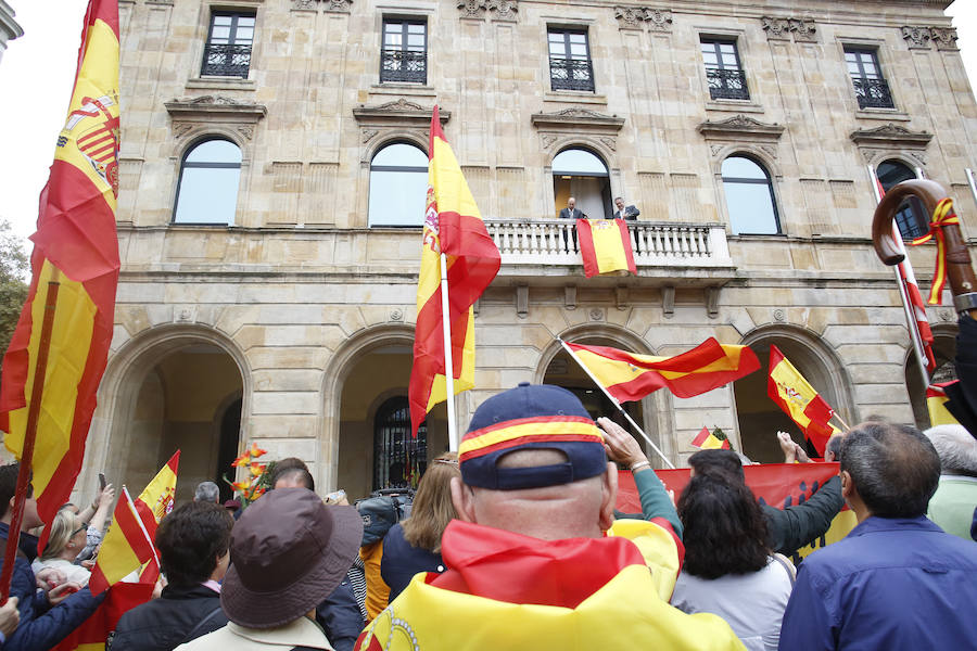 Gijón, Oviedo y Avilés han acogido este sábado manifestaciones contra el referéndum en Cataluña