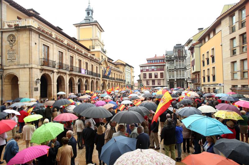 Gijón, Oviedo y Avilés han acogido este sábado manifestaciones contra el referéndum en Cataluña
