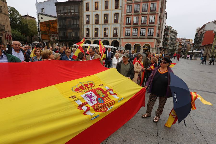 Gijón, Oviedo y Avilés han acogido este sábado manifestaciones contra el referéndum en Cataluña