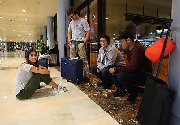 Pasajeros con destino a Londres atrapados en el aeropuerto de Asturias. 