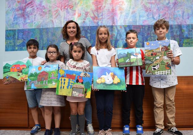 Los ganadores posando ayer con sus obras. 