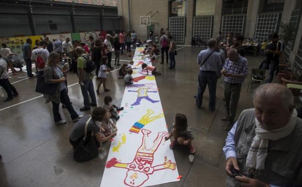 Profesores, padres y madres y alumnos en un colegio.