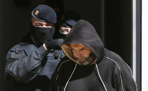 Agentes de los Mossos custodian a uno de los nueve yihadistas detenidos en 2015.