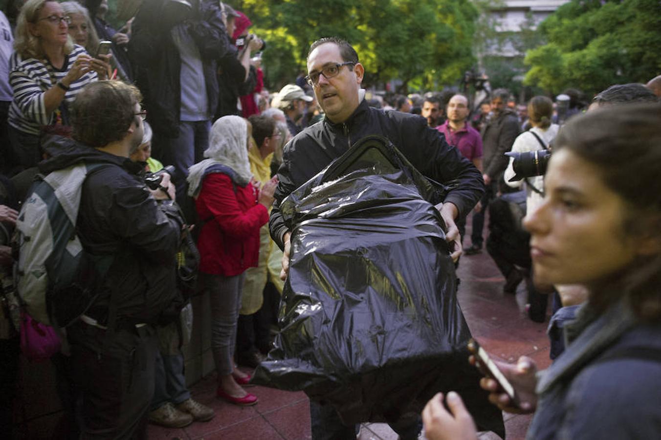 En varios puntos de Cataluña se han vivido momentos de tensión, entre manifestantes y agentes de policía, durante el referéndum soberanista