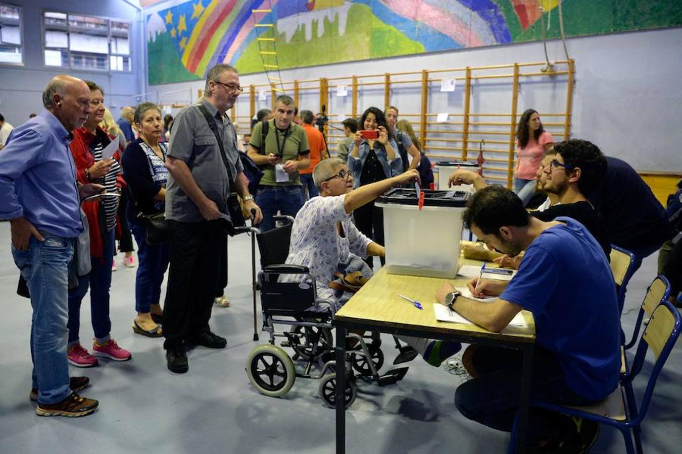 En varios puntos de Cataluña se han vivido momentos de tensión, entre manifestantes y agentes de policía, durante el referéndum soberanista