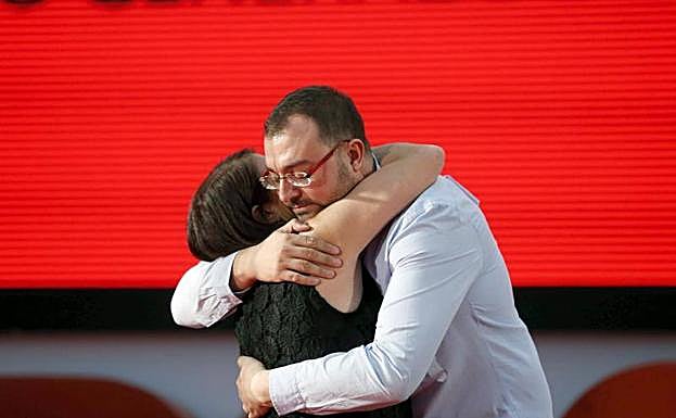 Adriana Lastra abraza a Adrián Barbón en el congreso de la FSA. 