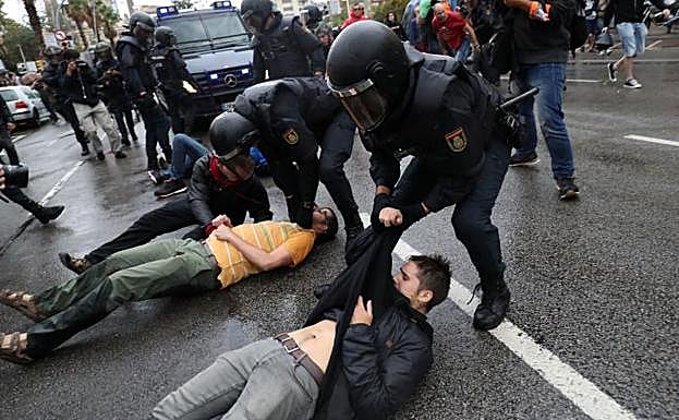 Enfrentamientos entre los agentes y los concentrados.