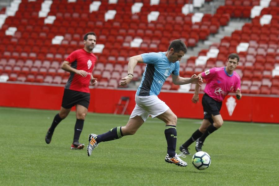 Trabajadores de Caixabank disputan en El Molinón su particular Sporting - Real Oviedo
