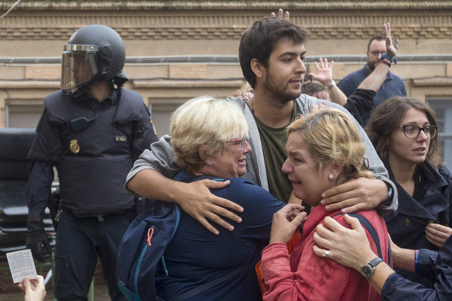 Dos mujeres lloran durante la intervención de la Policía.